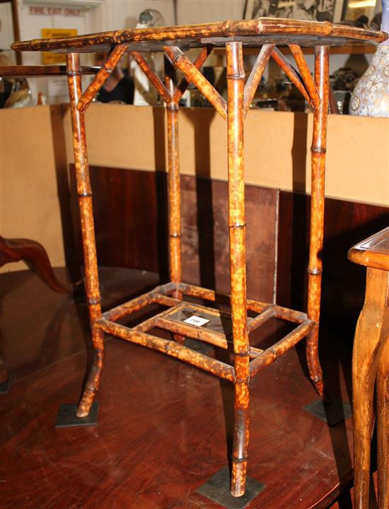 Bamboo table(-)
